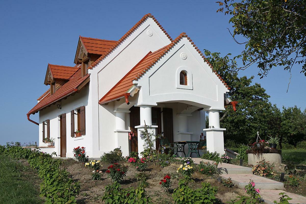 Casa Beata Villa Lesencetomaj Exterior photo